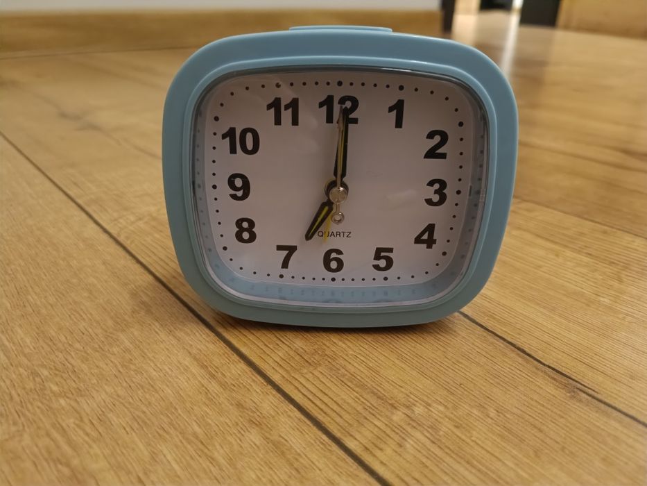 Zegarek budzik analogowy