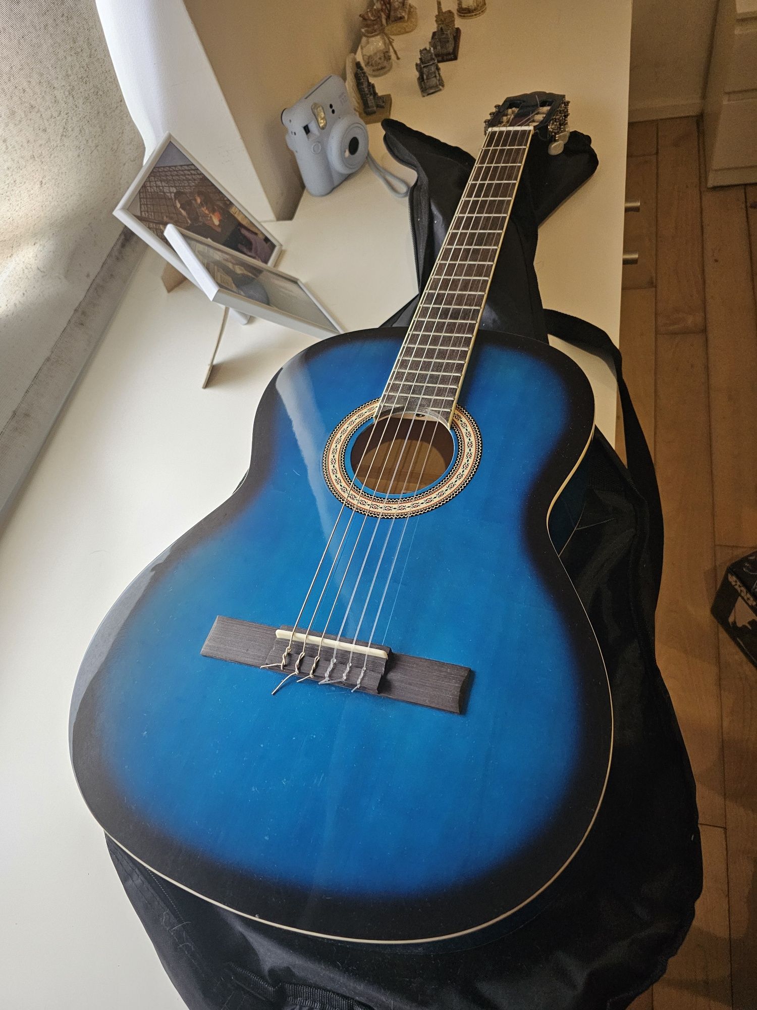 Violão azul como novo