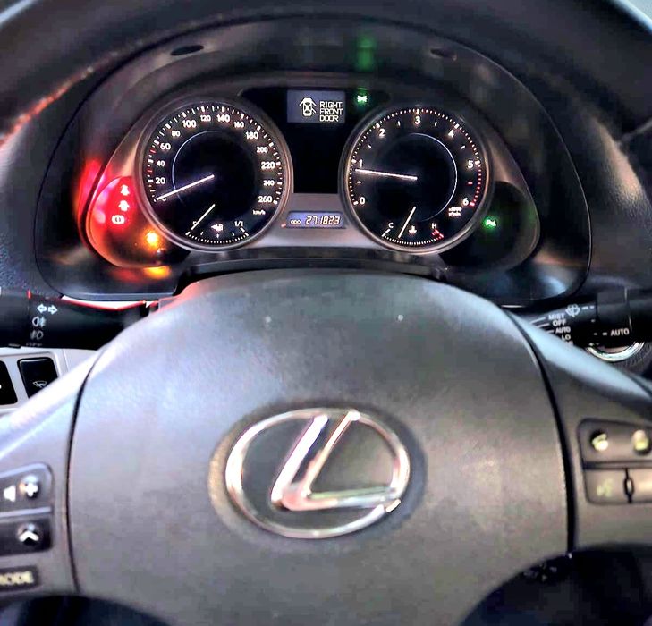 Lexus is 220D ful extras