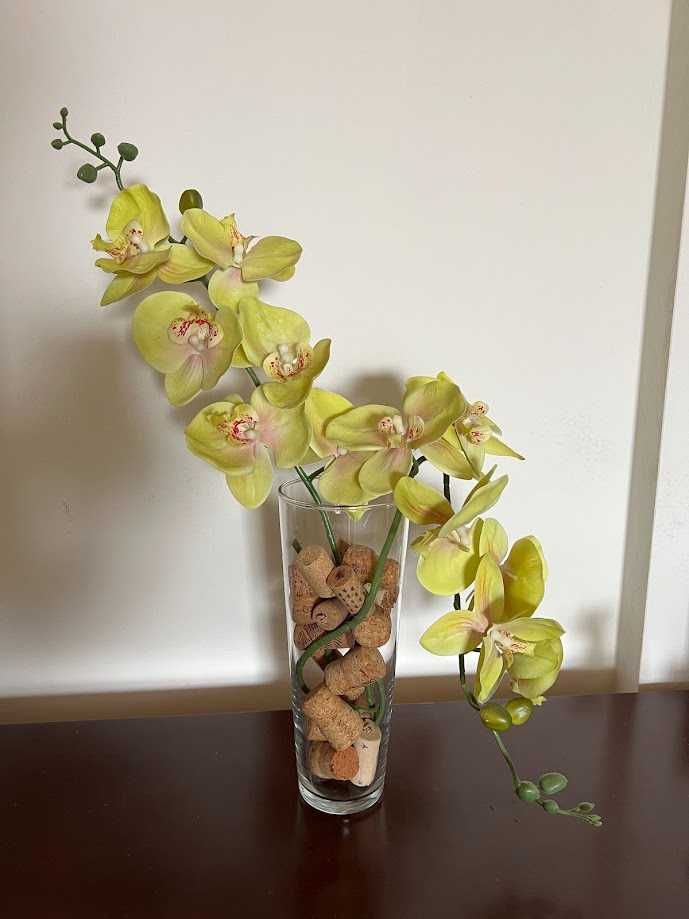 Jarra de vidro com flores artificiais