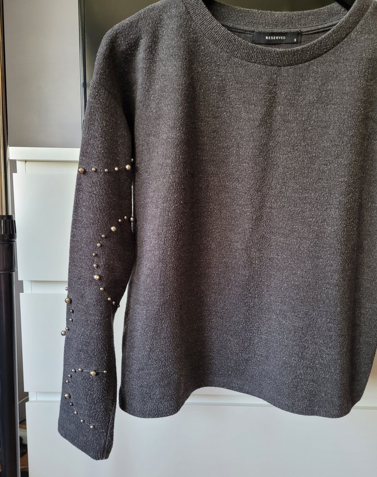 Szara bluza sweter z ozdobnymi rękawami koralikami bawełna