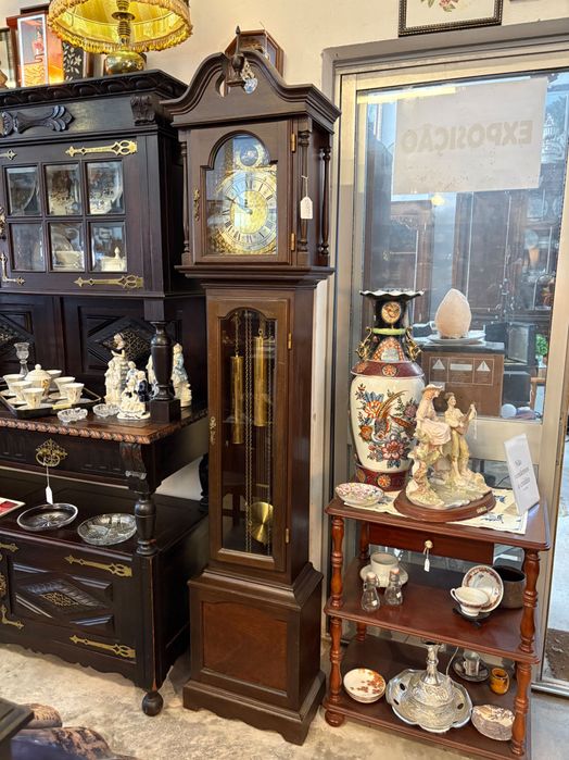 Relógio de pé antigo