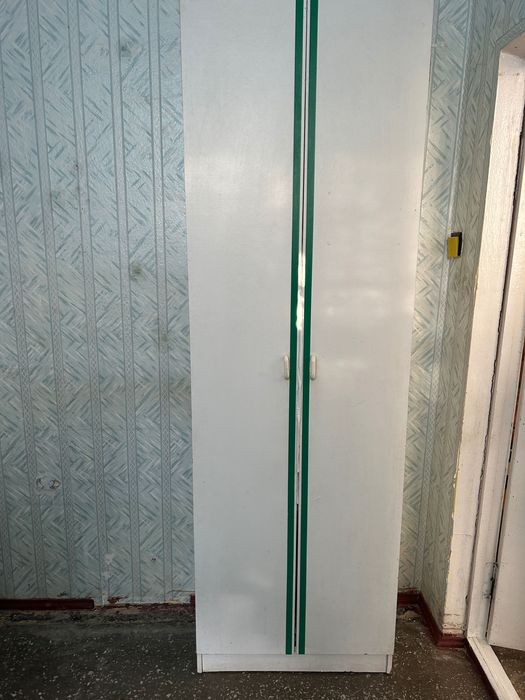 Офісна мебель різного фасони у гарному стані