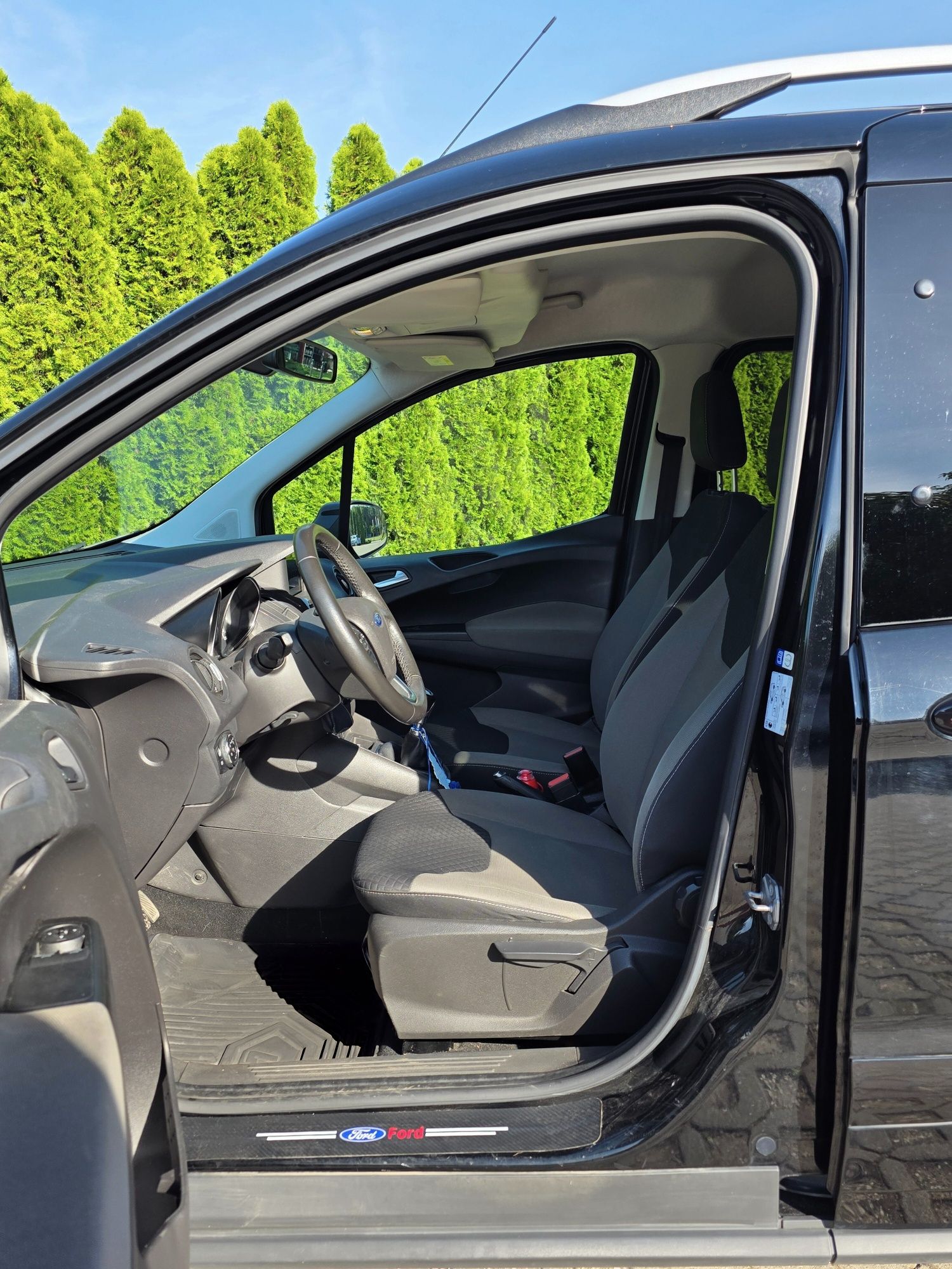 Ford Tourneo Courier czarny 1,5 TDCi
