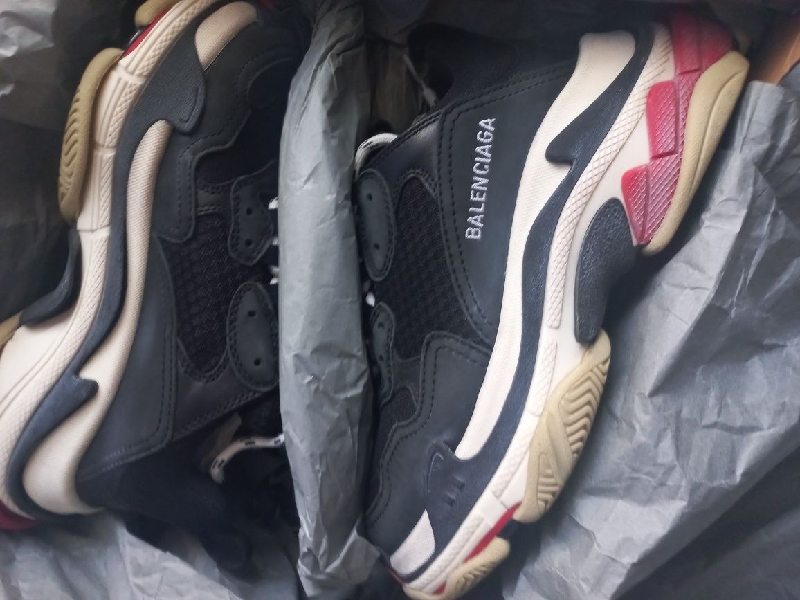 Кроссовки  оригинал Balenciaga triple S  , размер 39   новые