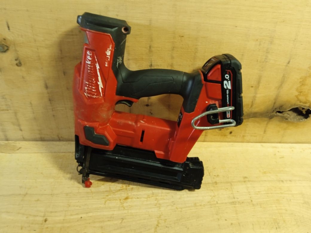 Milwaukee M18FN18GS + 5ah gwoździarka/sztyfciarka