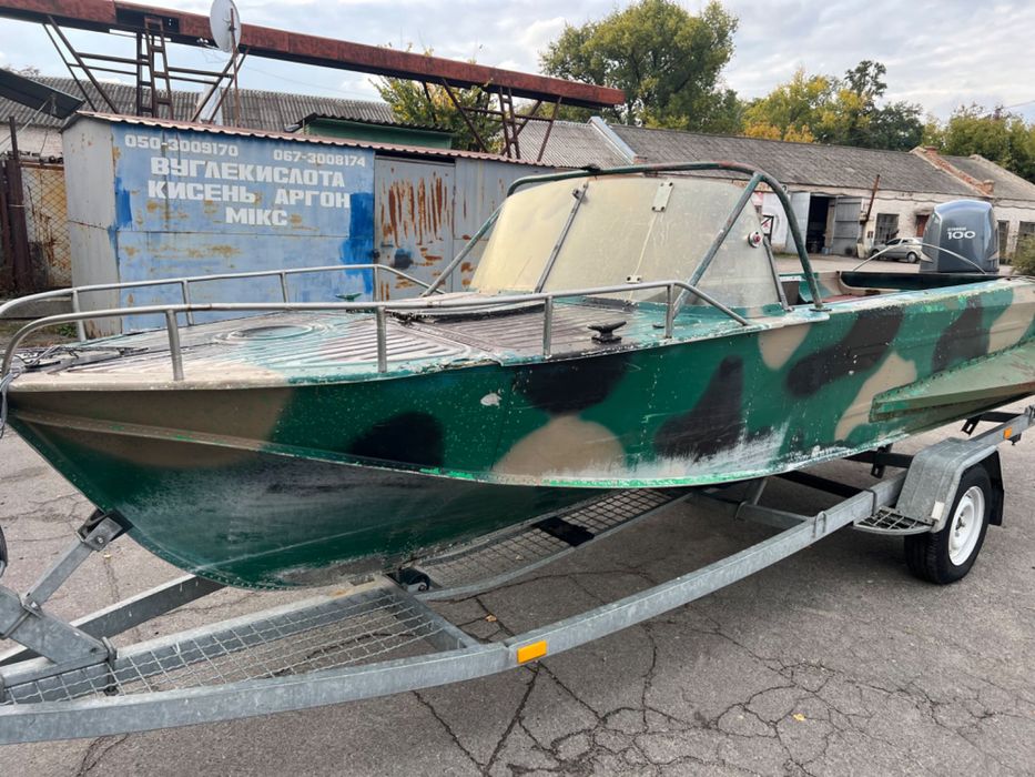 Лодка Амур , двигун Yamaha 100, лафет з документами.