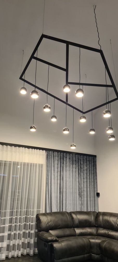 Nowoczesne lampy do salonu z antresolą