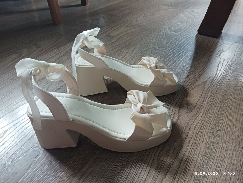 Sprzedam buty na słupku