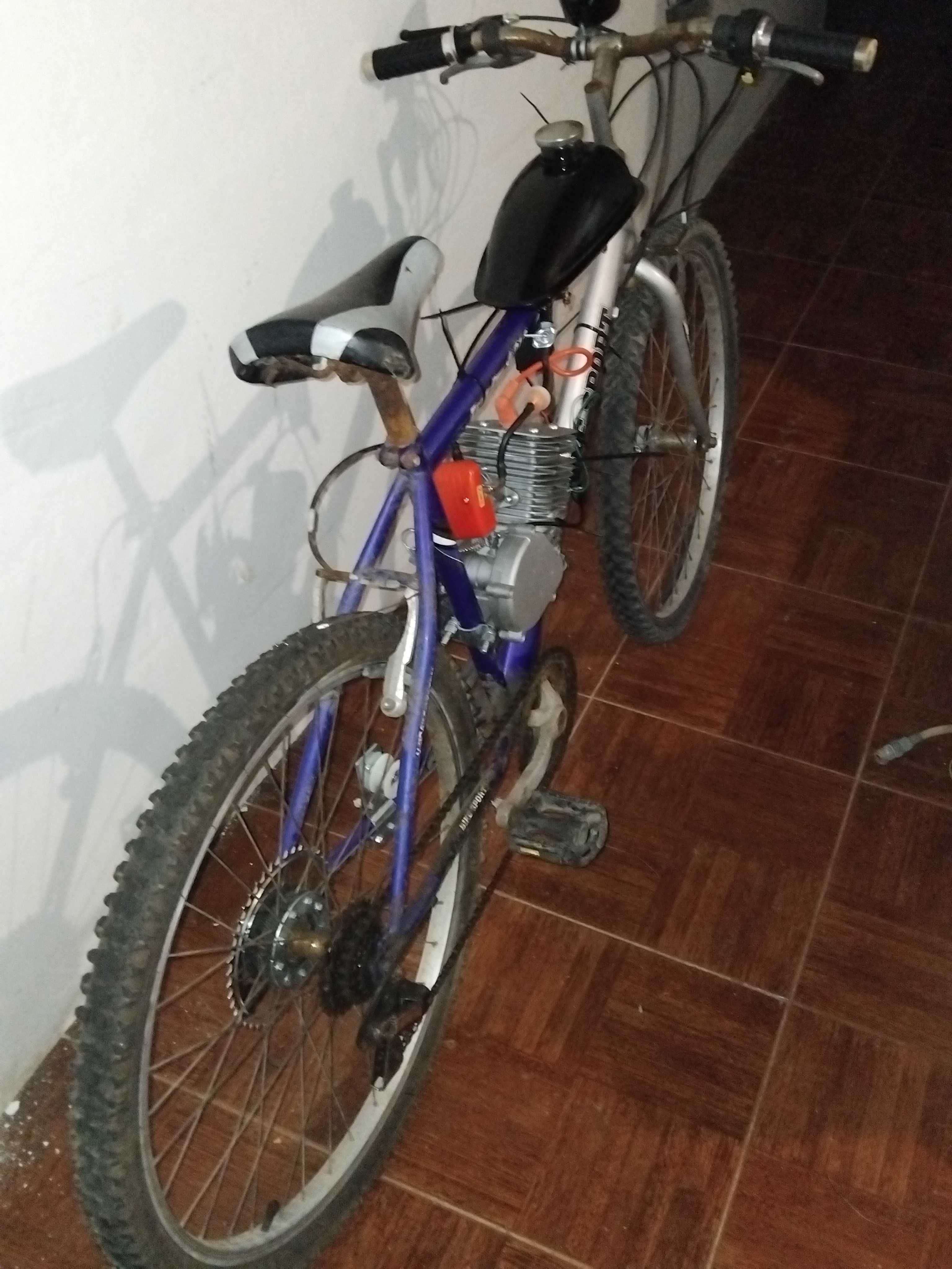 Bicicleta com motor auxiliar