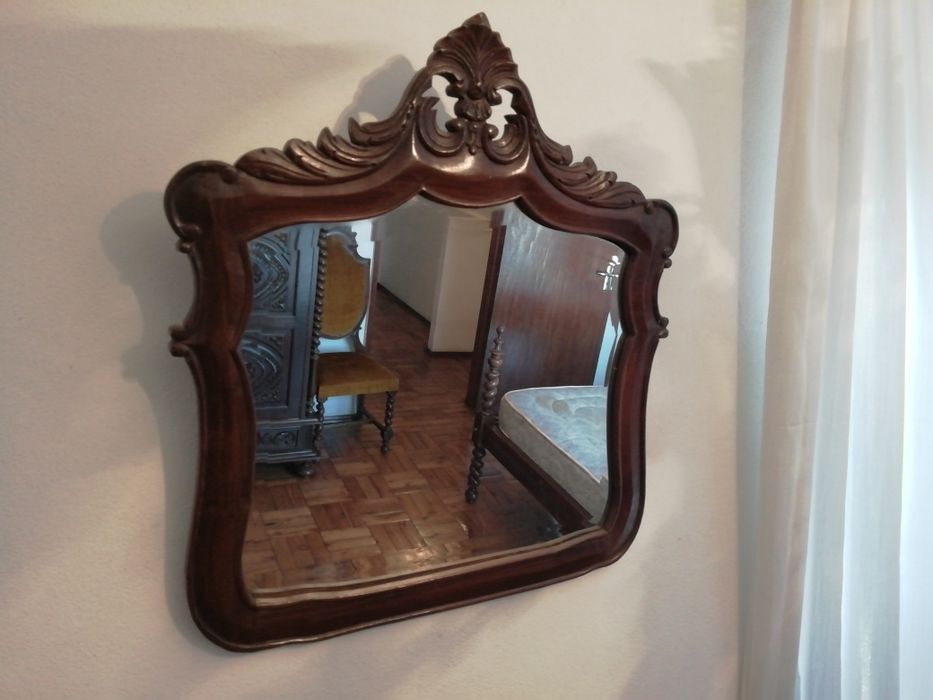 Mobilia de quarto (camas, mesinhas de cabeceiras, guarda fato, cómoda)