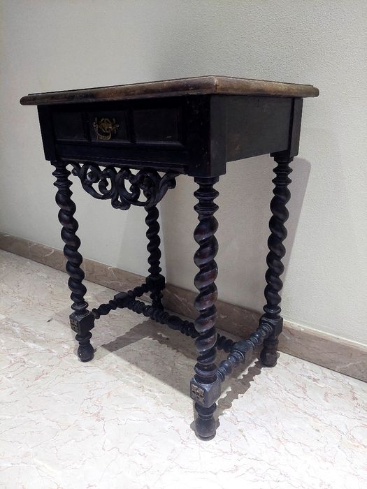 Mesa de cabeceira em pau Santo