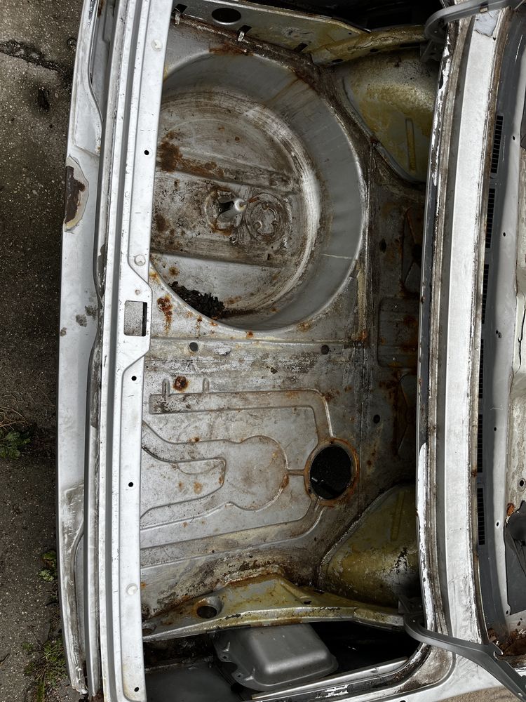 Podłoga bagażnika BMW E24 wnęka reperaturka blacharska wstawka 635csi
