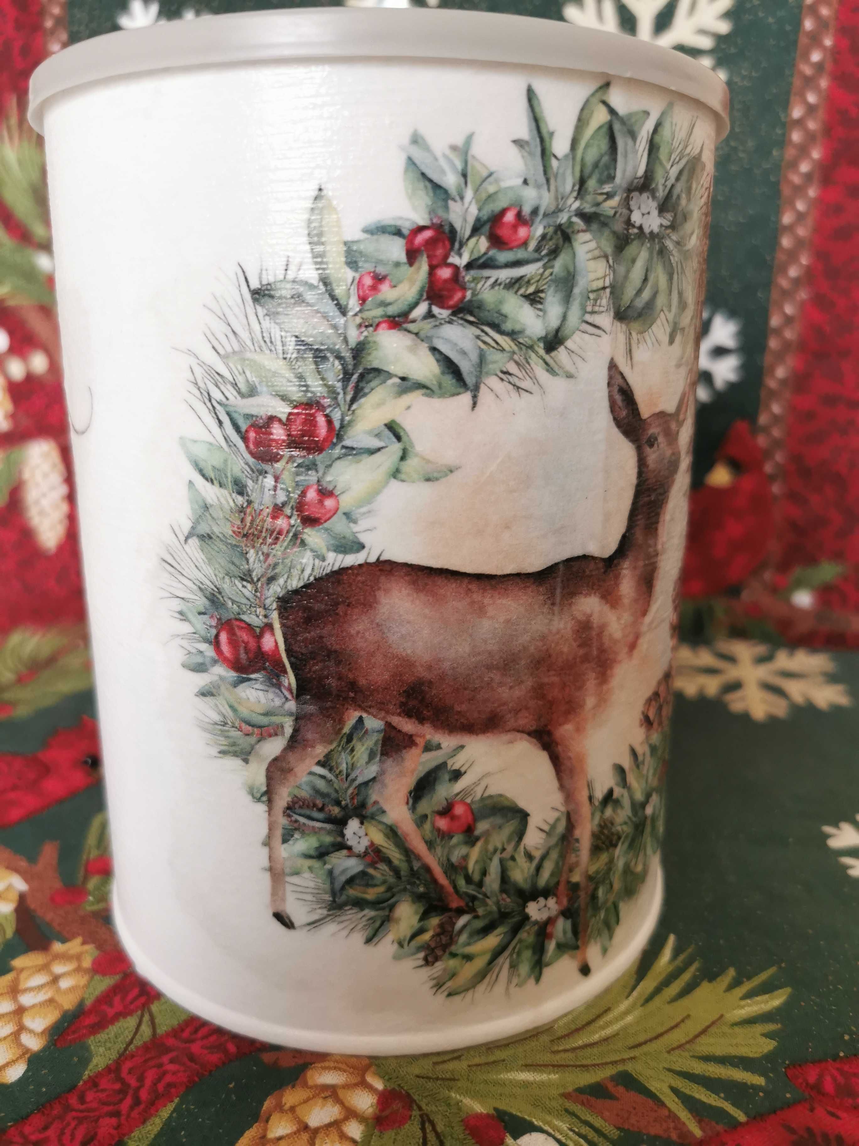 Puszka Bożonarodzeniowa zdobiona metodą decoupage
