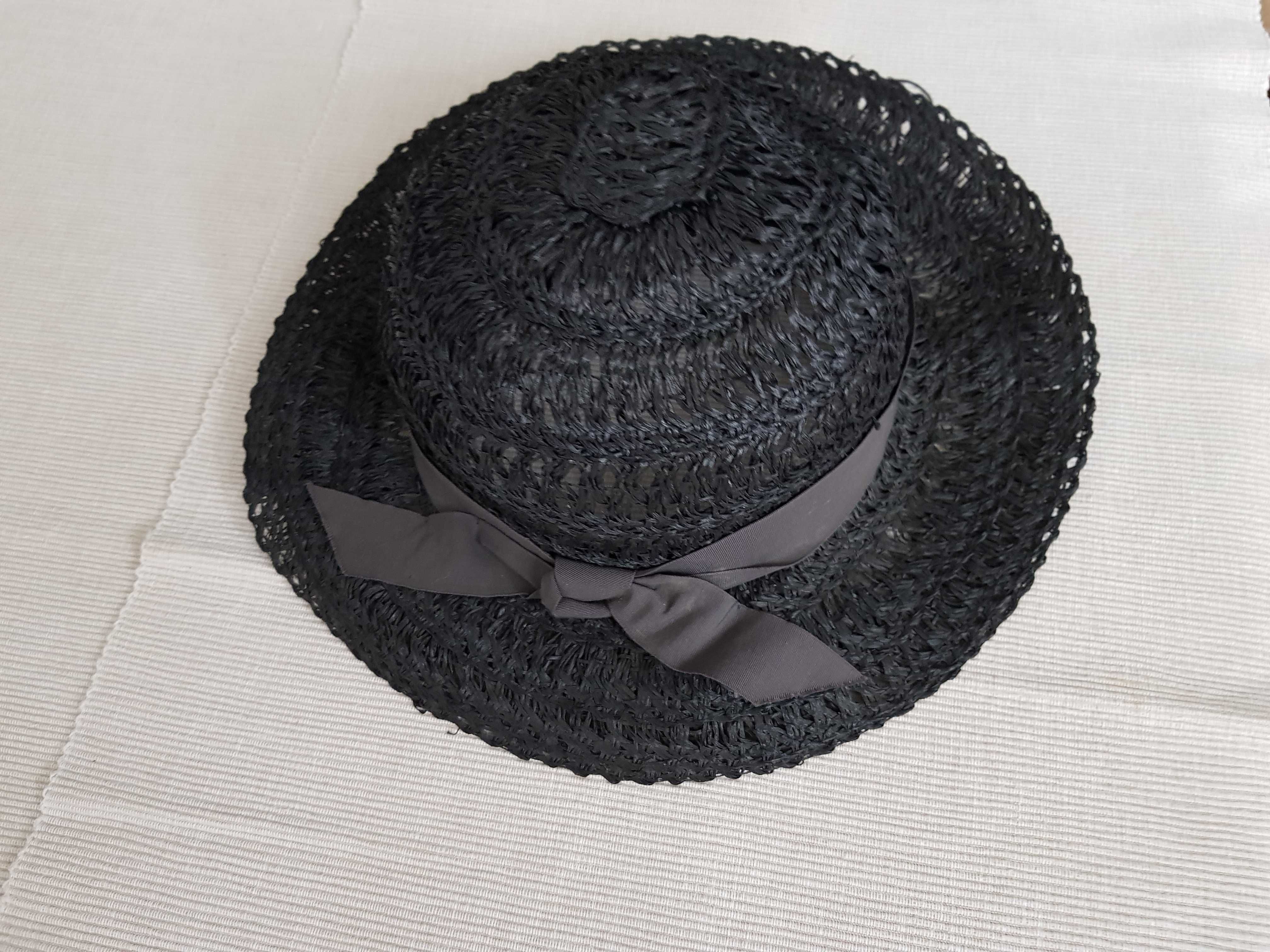 czarny kapelusz z rafii