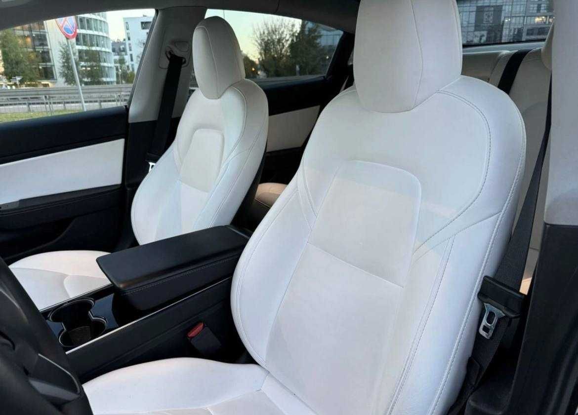 У продажі Tesla model 3 2019