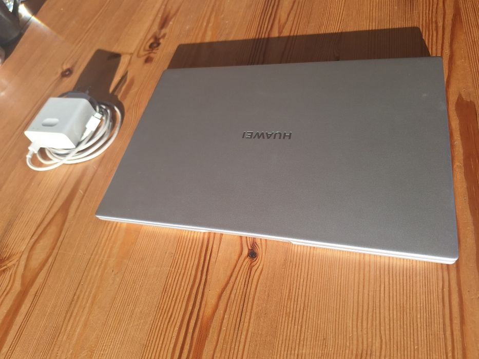 Huawei MateBook D14 model: NBL-WAI9C z  Windows 10 home