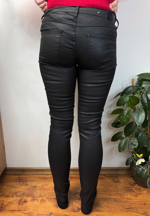 Spodnie woskowane rurki czarne skóropodobne super skinny HM S W27 L32