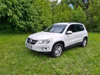 Volkswagen Tiguan 2010 р. з двома комплектами гуми на дисках