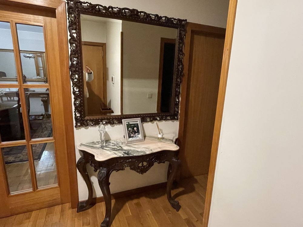 Espelho e mesa de entrada ou sala