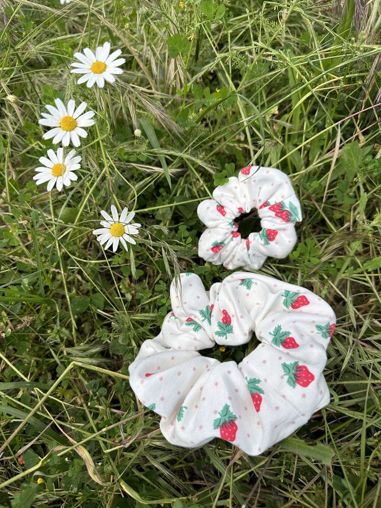 Scrunchie branco com morangos