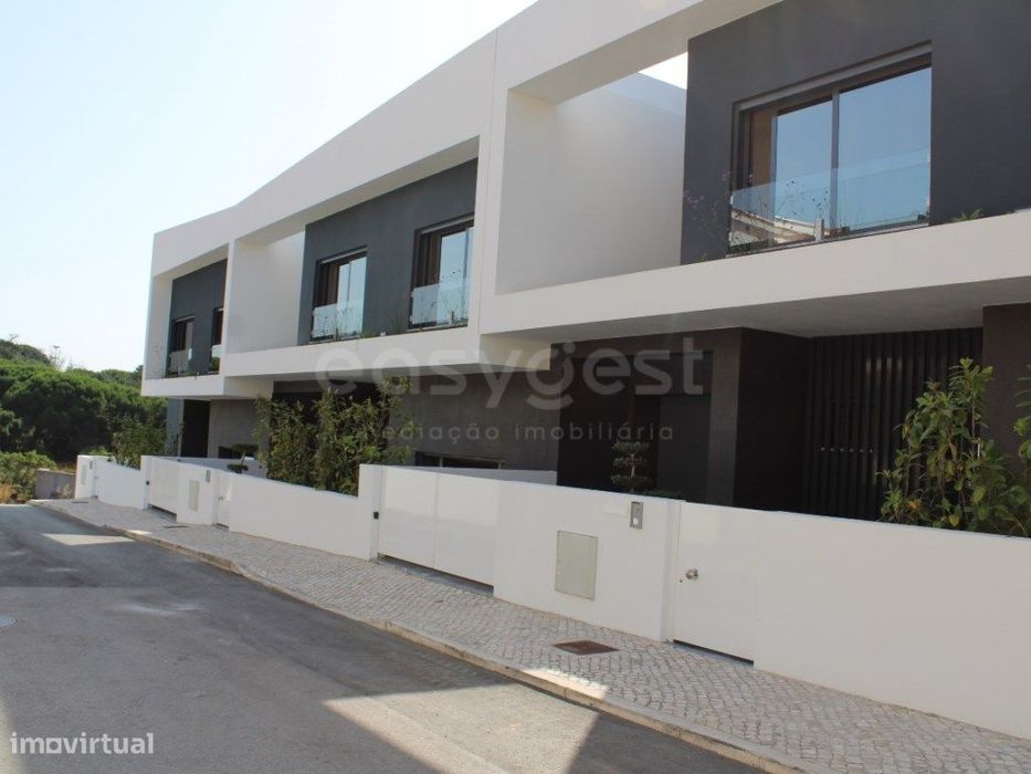 Moradia em Banda T4 em condomínio fechado - Construção nova - Fanqu...