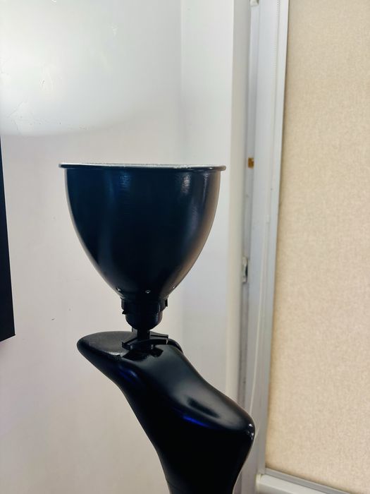 Lampa artystyczna z nogi od manekina
