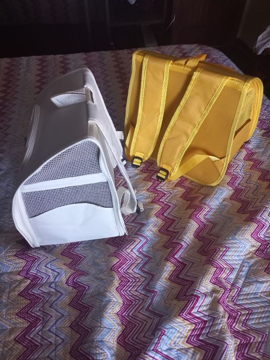 Varias mochilas para transporte de animais