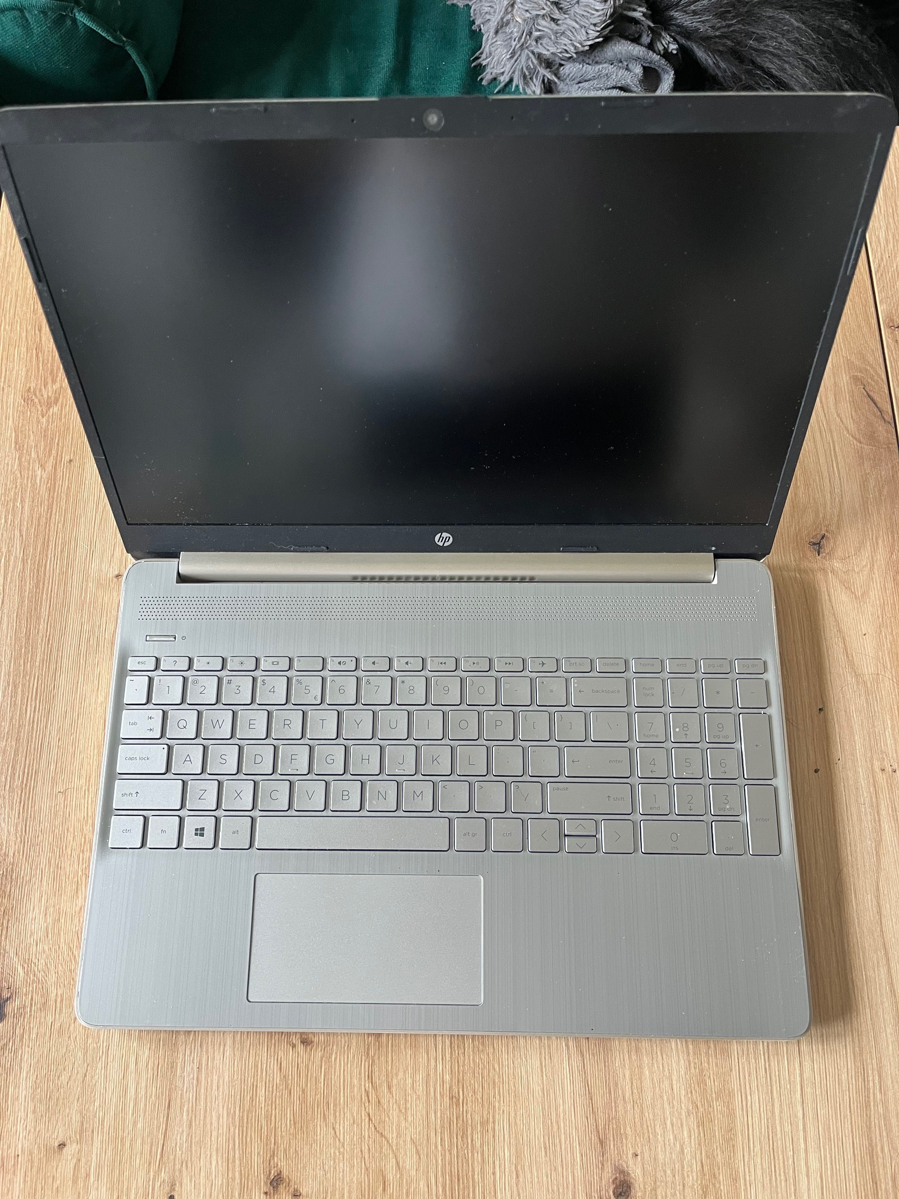Laptop HP 15s fq2011nw złoty
