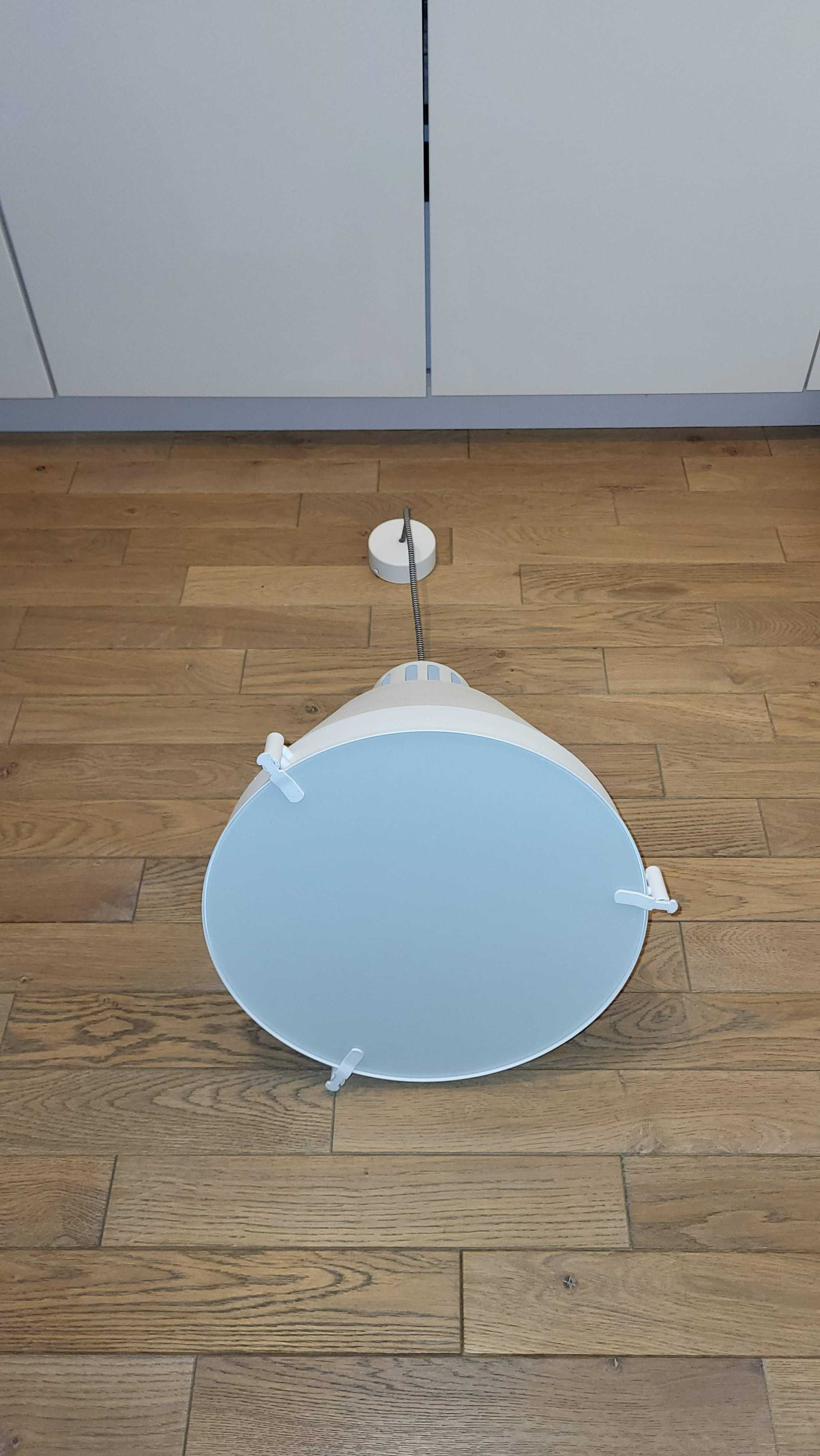 Biała metalowa lampa industrialna