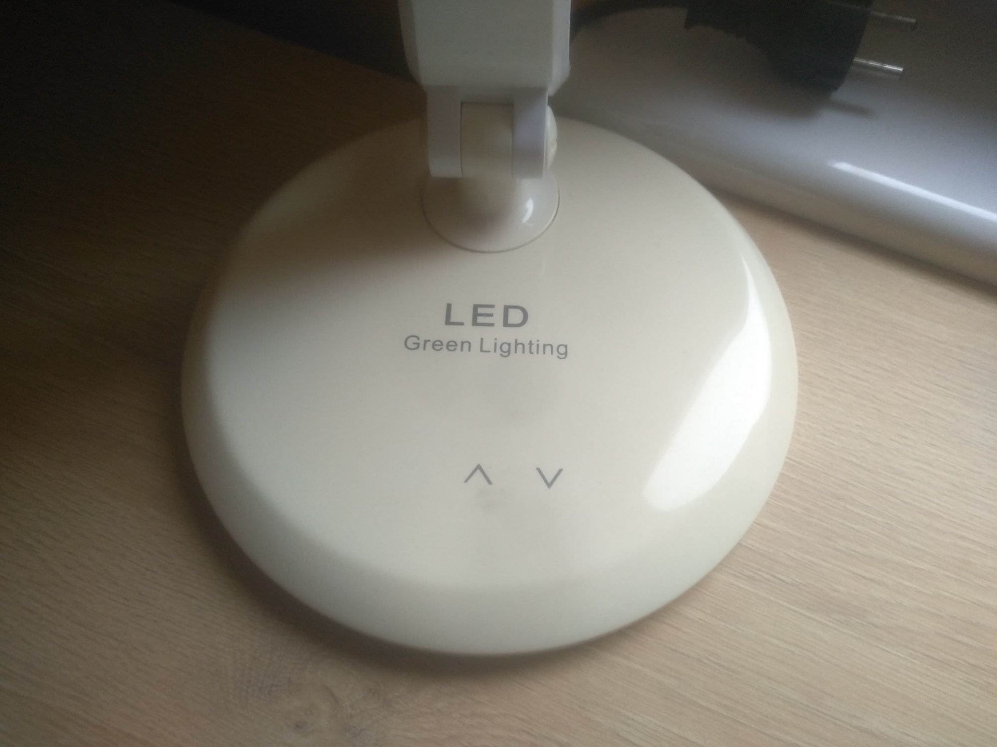 Lampka biurkowa led kaja z regulacją kąta nachylenia i jasności światł
