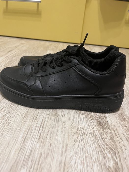 Чёрные женские кроссовки