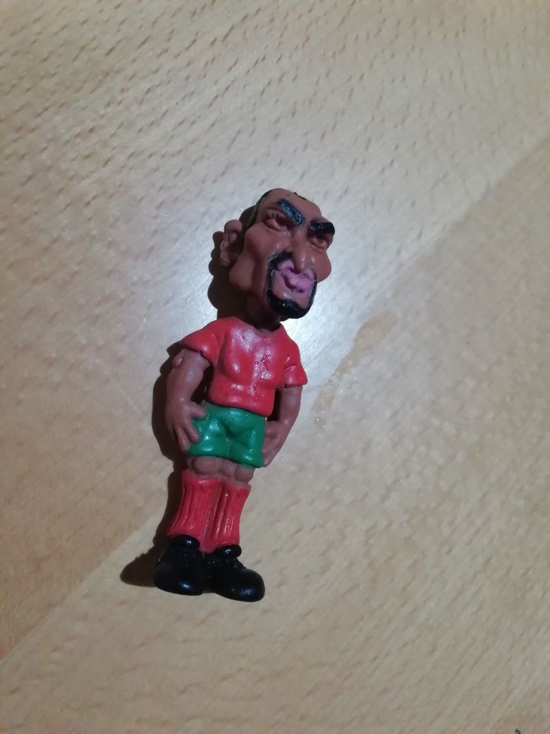 Figuras de antigos jogadores de futebol.