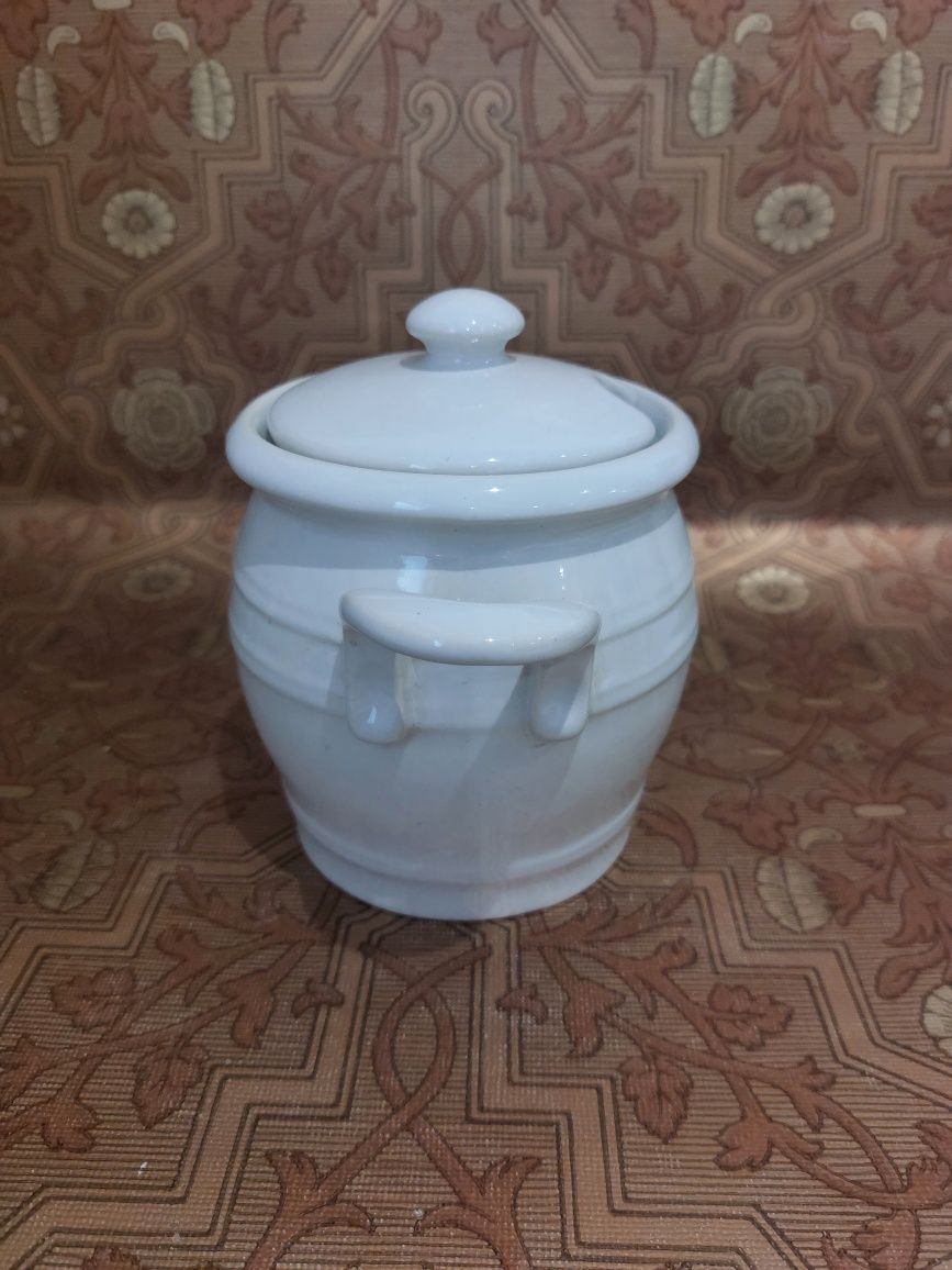 Ceramiczny pojemnik np. na sól, biały garnuszek