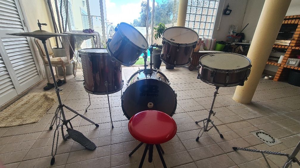 Bateria acústica da marca CB Drums usada.
Características: