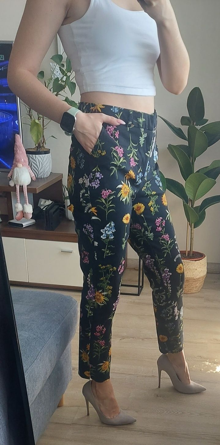 Czarne eleganckie garniturowe spodnie w kwiaty liście Stradivarius 38