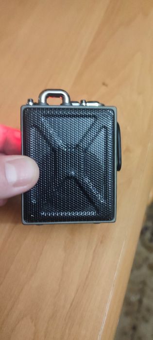 Мини блютуз колонка с сенсорным экраном.