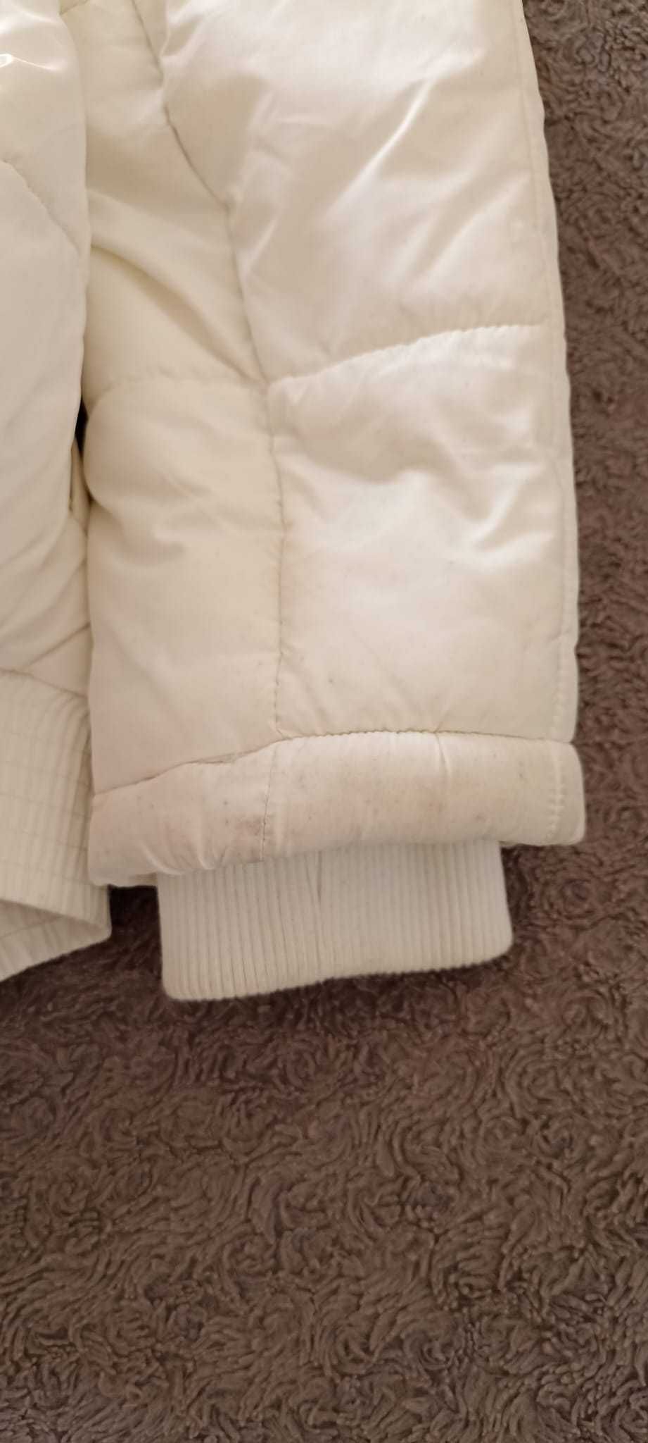 Casaco acolchoado branco com capuz destacável