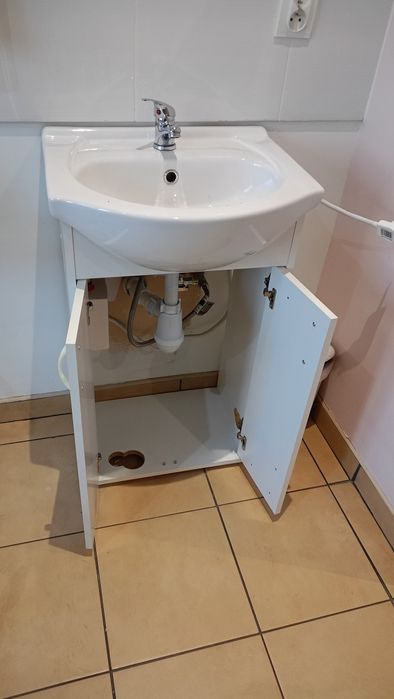 Szafka z umywalką.