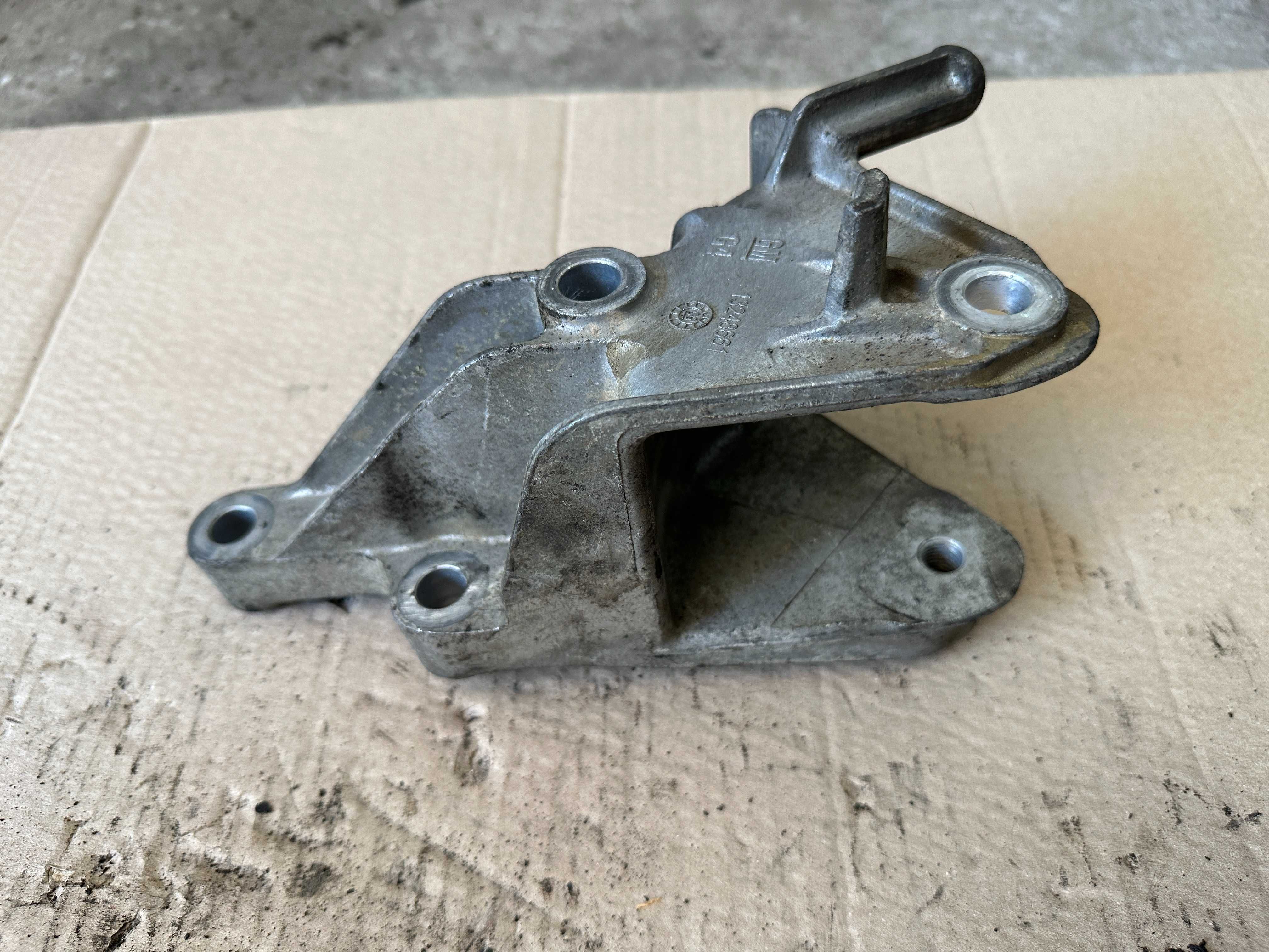 Кронштейн кпп  opel astra  j опель астра j 13248661