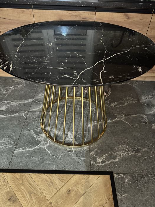 Okrągły stół na złotej nodze, do kuchni lub jadalni