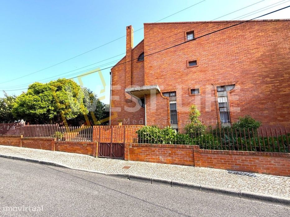 Moradia T7 de arquitetura única! - No CENTRO de Queijas - Ótima loc...