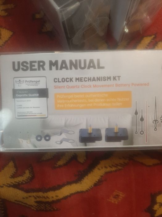 Mechanizm zegarowy ze wskazòwkami