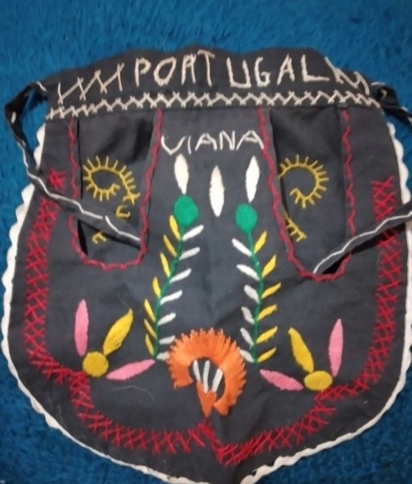 Avental de criança bordado à mão  de Viana do Castelo