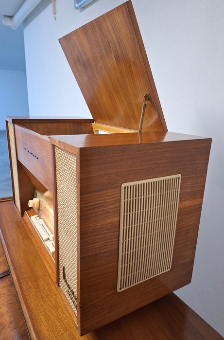 Móvel com rádio e gira discos Blaukpunt