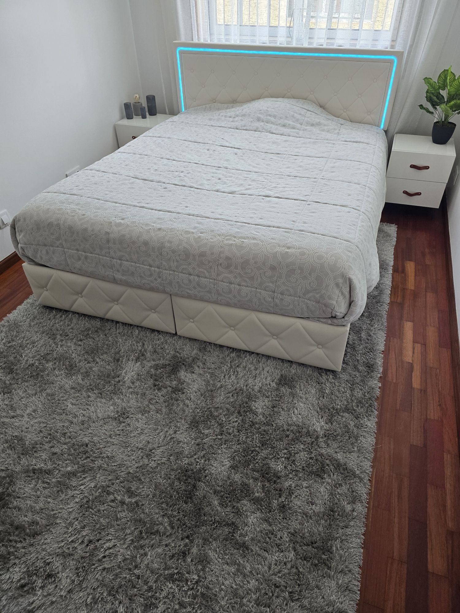 Cama 160x200 c/ mesas de cabeceira