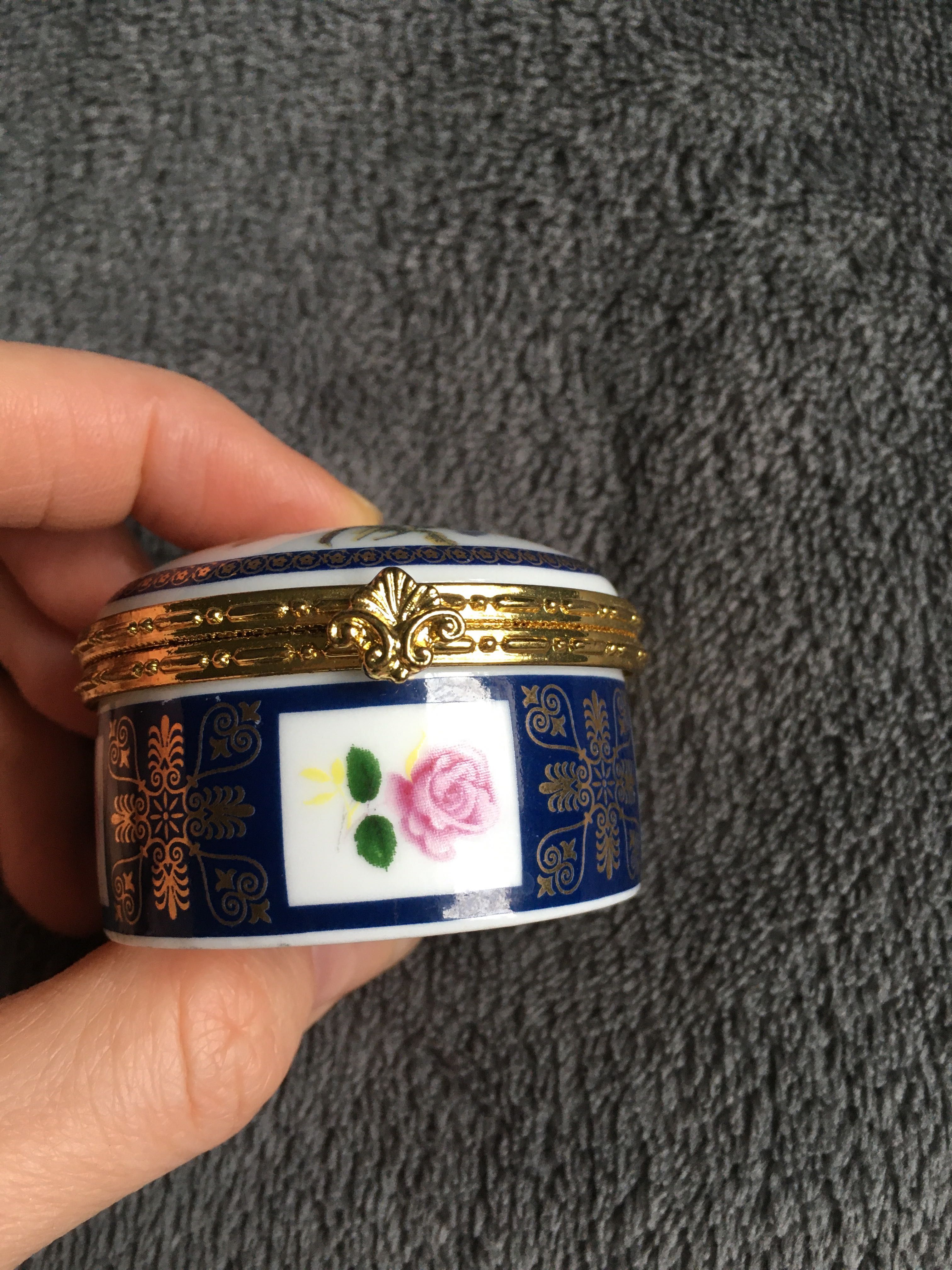 Małe puzderko/szkatułka porcelana chińskie ozdoby, kobalt/róża/kwiaty