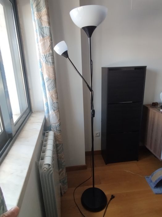 Candeeiro de pé preto com tulipas brancas