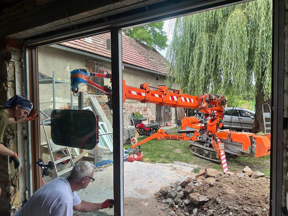 Mini żuraw dźwig pająk z operatorem wynajem manipulator do szyb szkła