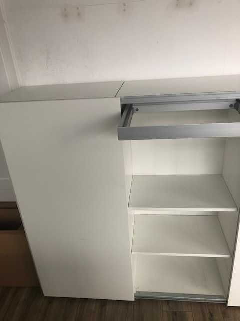 Niski regał z przesuwanymi drzwiczkami Ikea Besta